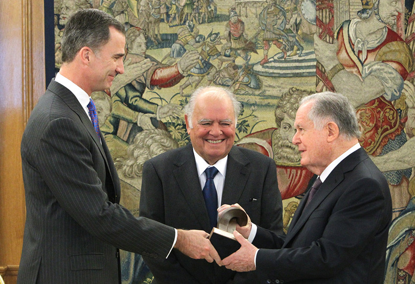 Felipe VI entrega un premio al empresario Luis Carlos Sarmiento
