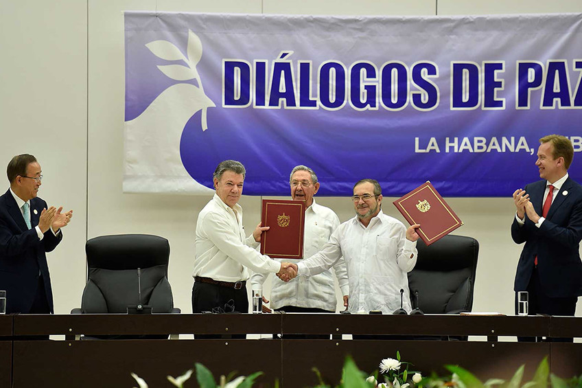 Colombia firma el alto el fuego definitivo