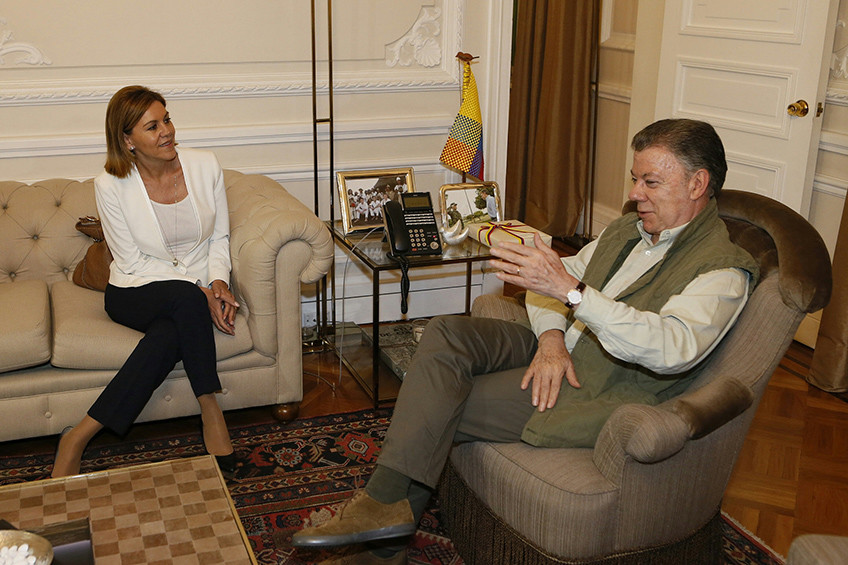 La ministra de Defensa reitera ante Juan Manuel Santos el apoyo español al Acuerdo de Paz