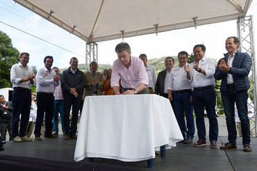 El presidente Santos asiste a la firma del último contrato de Sacyr