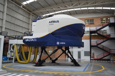 Entra en funcionamiento el simulador de vuelo de Indra en Bogotá