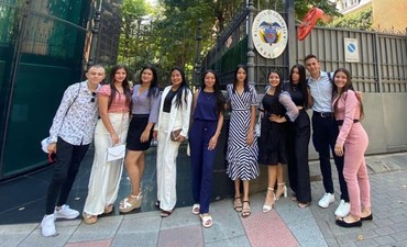 Diez becados colombianos de BBVA visitan España