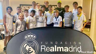 Rafa Nadal, con los beneficiarios de la Fundación Real Madrid en Colombia